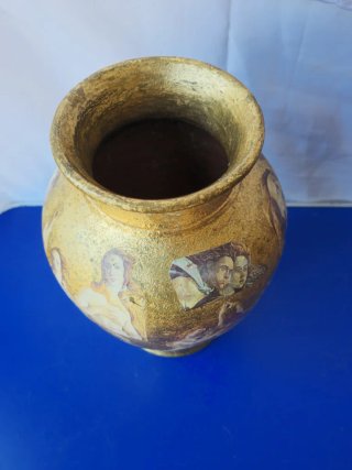 Vaso decoupage artigianale con figure classiche