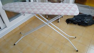 Tabla de planchar con diseño triangular