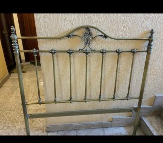 Cabecero antiguo dorado de metal