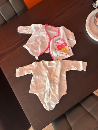 Lote de ropa talla de 0 a 1 mes y otras de 3 meses