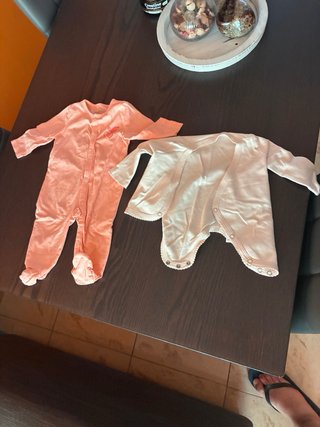Lote de ropa talla de 0 a 1 mes y otras de 3 meses
