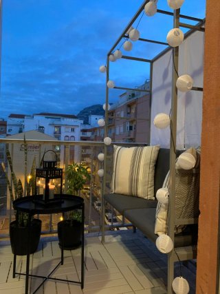 Banco/Pérgola exterior de metal gris para balcón