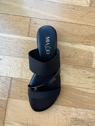 Sandalias negras planas MIA&JO