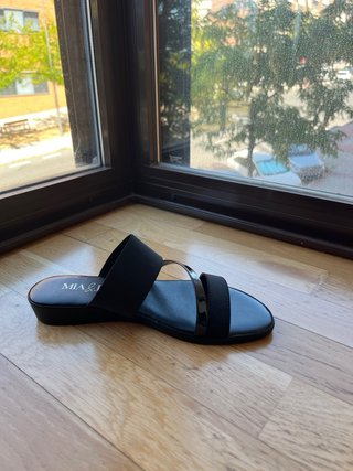 Sandalias negras planas MIA&JO