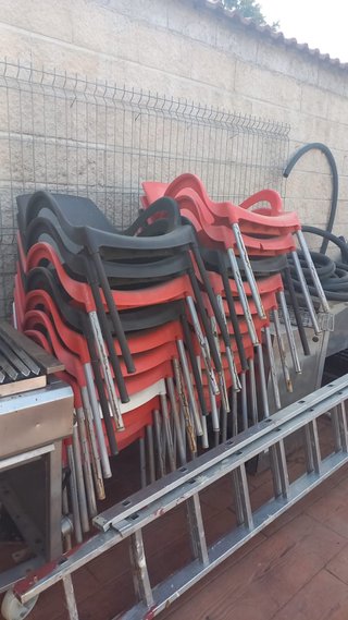 Sillas apilables de plástico y metal