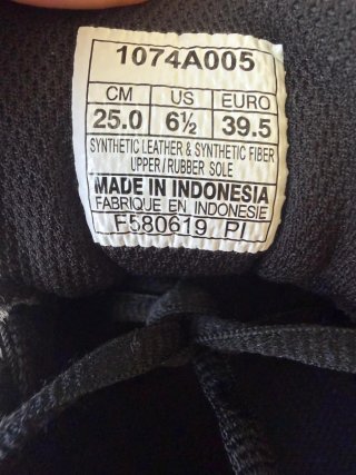 Chollo Zapatillas Asics Negras y Amarillas