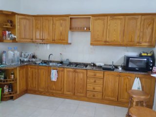 Cocina completa de madera y mármol