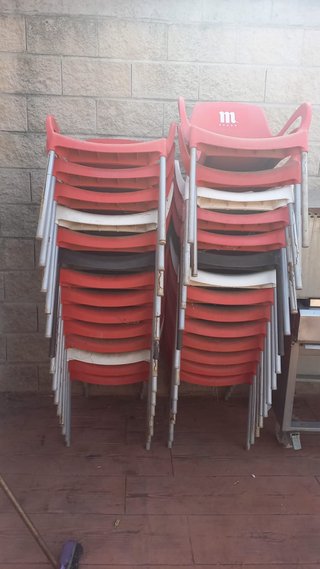 Lote de Sillas Apilables Rojas y Blancas