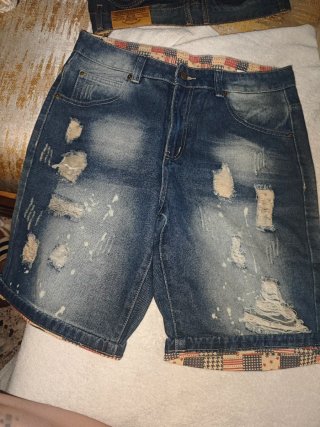 Pantalones cortos vaqueros desgastados