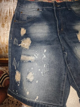Pantalones cortos vaqueros desgastados