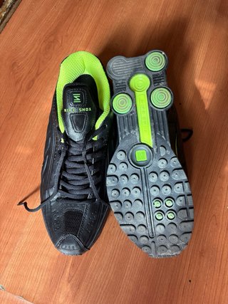 Nike Shox R4 Negro y Verde es una talla 43 pequeña