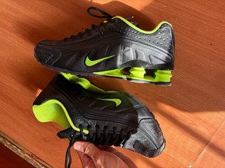 Nike Shox R4 Negro y Verde es una talla 43 pequeña