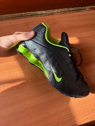 Nike Shox R4 Negro y Verde es una talla 43 pequeña