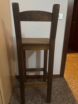 Silla alta de madera
