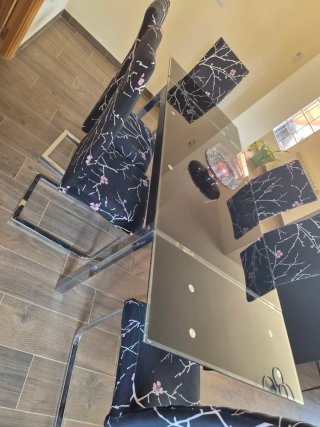 Mesa de cristal extensible con 6 sillas de regalo