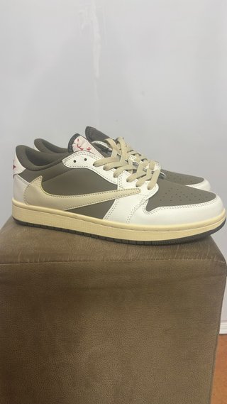 Jordan1low x travis deportivas verde oliva y crema
