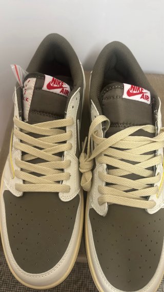 Jordan1low x travis deportivas verde oliva y crema