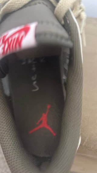 Jordan1low x travis deportivas verde oliva y crema