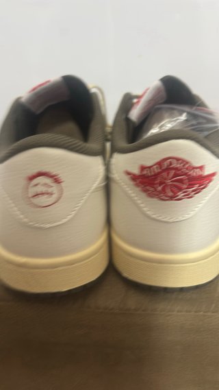 Jordan1low x travis deportivas verde oliva y crema