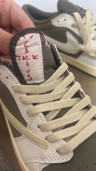 Jordan1low x travis deportivas verde oliva y crema