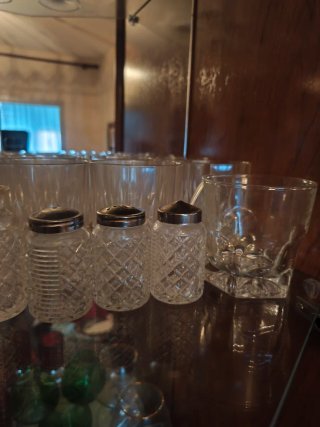 Tetera de cerámica marrón y dorada, whiskería etc