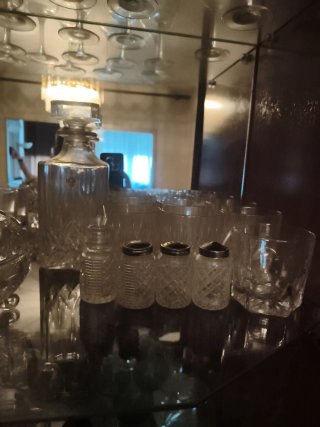 Tetera de cerámica marrón y dorada, whiskería etc