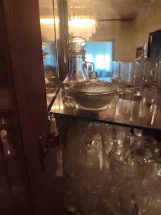 Tetera de cerámica marrón y dorada, whiskería etc