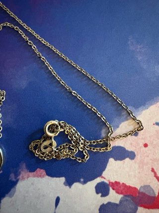 Collar con colgante de llave plateada