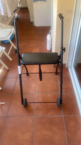 Andador 2 ruedas con asiento No envio