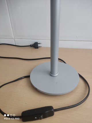 Lámpara de mesa beige y gris