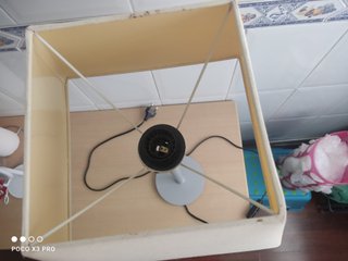 Lámpara de mesa beige y gris