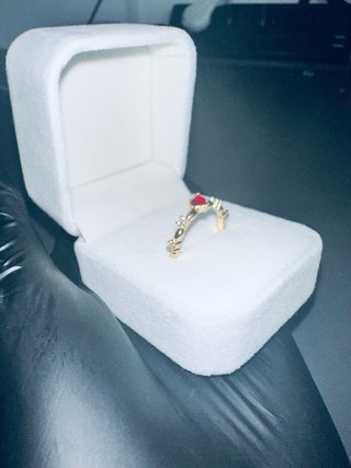 Anillo Corazón Rojo Dorado Elegante Caja Blanca
