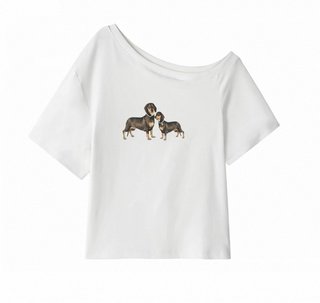 Camiseta blanca con estampado de perros