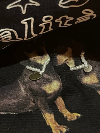 Camiseta blanca con estampado de perros
