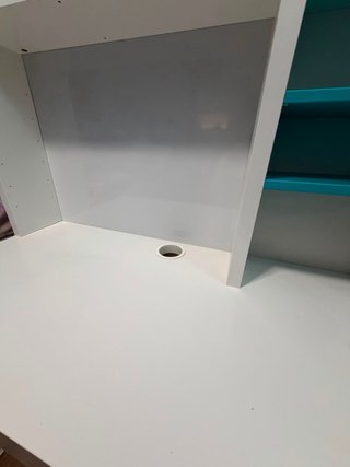 Escritorio blanco con estantes