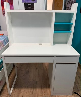 Escritorio blanco con estantes