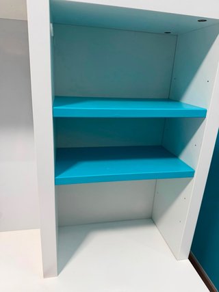 Escritorio blanco con estantes