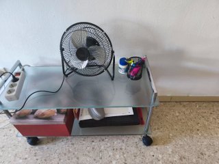 Escritorio de madera con persiana