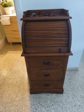 Escritorio de madera con persiana