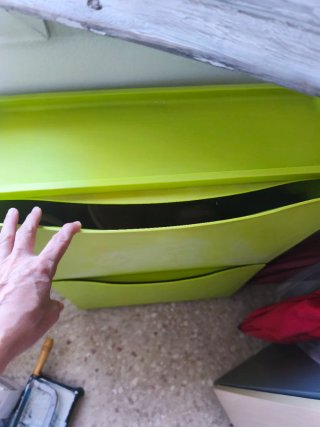 Escritorio de madera con persiana