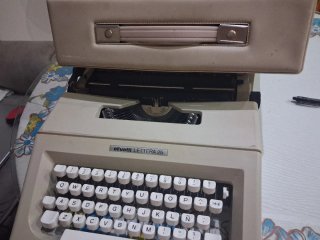 Máquina de escribir Olivetti Lettera 25