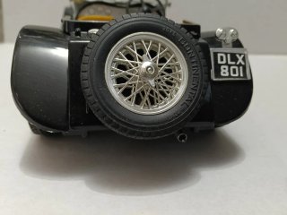 Jaguar 1/18 Negro