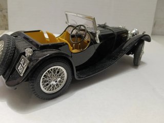Jaguar 1/18 Negro