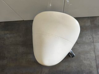 Taburete ergonómico blanco con ruedas