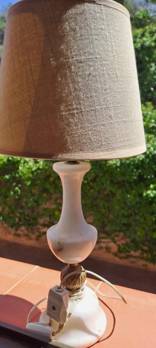 Lámpara de mesa pantalla beige y base mármol
