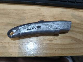 Cúter de metal usado por Nacho