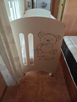 Cuna de madera blanca con osito con colchón