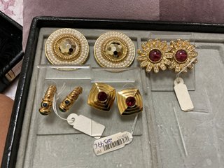 Pendientes dorados con piedras rojas