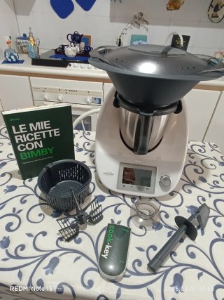 Bimby Vorwerk con accessori e libro ricette
