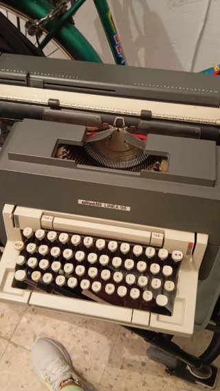 Máquina de escribir Olivetti Línea 98